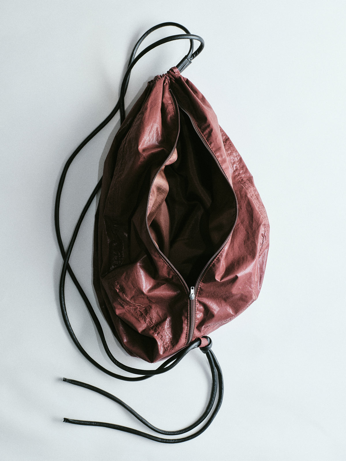 サスティナブルレザーを使用したショルダーバッグ　巾着型バッグのサイドファスナーを開いた商品画像